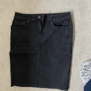 Svart kjol - Helt ny! Ej använd, bara klippt av lappen!! Köparen står för frakten.