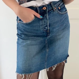 Jeanskjol  - Köparen står för frakten. Nyttskick och bekväma!