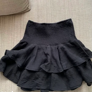 svart kjol  - säljer en svart kjol från shein pga ingen användning💓 lånad bild❌❌