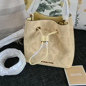 Michael Kors väska - Helt ny äkta MK påsväska i mocca. 18 x 17,5 x 11 cm.