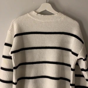 Vit stickad tröja - En fin vit randig stickad tröja ifrån shein. Aldrig använd. Storlek S men passar även M.