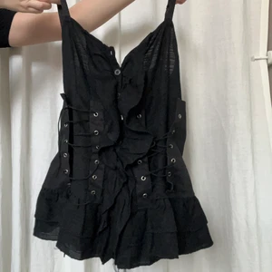 goth alt korsett topp - om man drar i snörena sitter toppen som en korsett! 🖤 storlek: passar S och M. en knapp (längst upp) fattas. möts upp i stockholm eller fraktar 🖤 kan ej ordna bilder på eftersom denna topp ej passar mig!