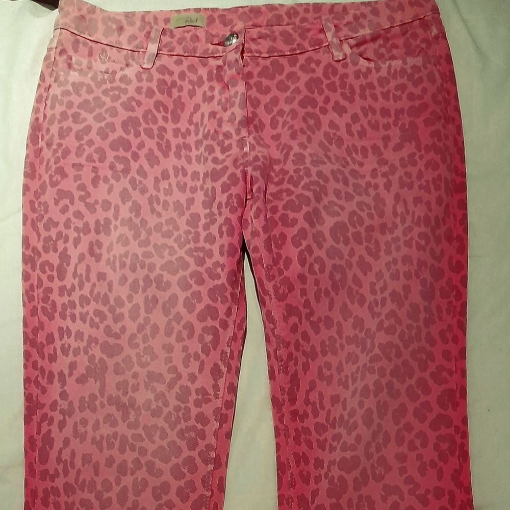 Aldrig använda Norma cropped rosa leopard jeans Aldrig använd. Köpt är köpt. Väldigt fina men för stora för mig. . Jeans & Byxor.