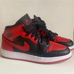 Jordans - Röda jordans storlek 40 men passar 39, endast använda 2 gånger. Superfint skick! Buda från 800kr