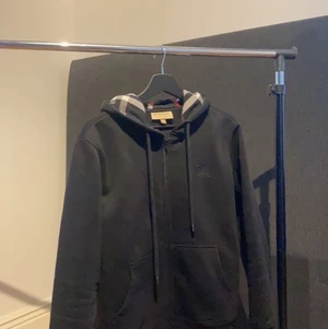 Burberry Hoodie  - Svart Burberry hoodie som är i bra skick, kvitto finns för dom som vill se👊🏼🦋