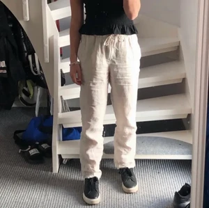 Beiga Linnebyxor 🤍 - Säljer nu dessa skit snygga beiga linnebyxorna ifrån H&M, köpta förra året. Storlek M men skulle säga att de passar en Xs-M🤍🤍 Använda cirka 4 gånger, men inga fläckar osv. Är lite för långa på mig 🤍 Kom privat för flera frågor🤍( lånad bild )( inte exakt samma som på bilden men liknande mina är ksk 4-5 cm kortare än de på bilden )🤍