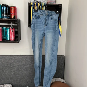 Jeans - Säljer då dom inte kommer till användning nå mer♥️ Justerbar midja jätte skönt material, stretchiga för sköna för o vara sanna😍 skriv vid frågor eller intresse♥️ 