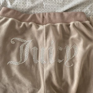 Juicy couture byxor  - Beiga juicy couture byxor, nästan helt nya, väldigt bra skick. Säljer dem har tröttnat på färgen och vill ha i en annan färg. Vid fler bilder hur byxorna sitter på så kontakta mig! Jag är öppen för byte av ett par juicy byxor! 