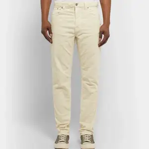 Helt ny Nudie jeans Steady Eddie Dusty white   Modell: Steady Eddie  Tvätt/Färg: Dusty white  Made in Italy  Stl: W30-L32  Midja mått 40cm x2 Längd: 106 cm  99% bumoll,1% Elastain