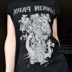 Fint skick! Säljer över 100 plagg! Stor mängdrabatt när du köper fler saker! Köp 3(+) plagg 15% rabatt. Köp 5(+) plagg 20% rabatt. Köp 10 (+) plagg 25 % rabatt. Köp 15 (+) plagg 30 % rabatt. Samfraktar givetvis.  #linkin  #park #tshirt #T-shirt #bandtshirt #bandtröja #rock #punk #metal #heavymetal #hårdrock #y2k #linkinpark