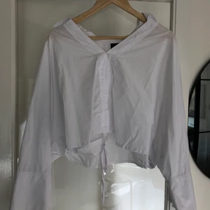 Vid kort blus med vida ärmar 💕 - Gullig blus! Som ny! 💕