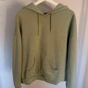 En grön hoodie från Lindex. Knappt använd. Har några små fläckar ( se bild 3 ) på högersida som knappt märks.