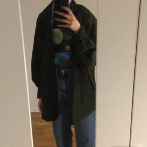 Oversized skjorta - Otroligt fin oversized skjorta köpt secondhand! Den är mörkgrön med rutigt mönster och tyget är manchesteraktigt. Sjukt fin men är tyvärr lite för oversized på mig som vanligtvis har storlek s. Skickar gärna fler bilder eller svarar på frågor. Köparen står för frakt :)