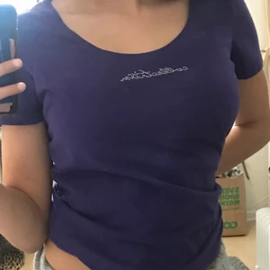 Esprit t-Shirt med rhinestones - Köpt på second hand. Kom privat för fler bilder elr detaljer:)