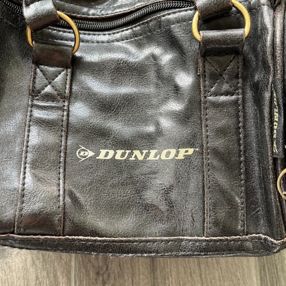 Dunlop läderväska, fint skick, 25x15 cm ungefär🤍. Väskor.