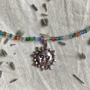 Sol halsband - Halsband med små glaspärlor i blandade färger och en sol🤍
