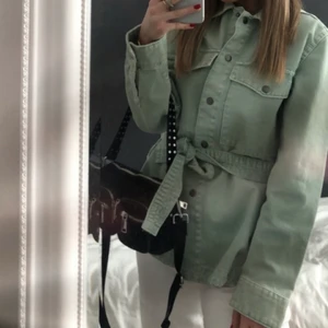Jeans jacka - Intressekoll på denna jeans jacka från Zara, helt slutsåld eftersom den är köpt för ett år sen.  Använd ett par gånger, men fortfarande i fint skick. Passar S/M.  Färgen är ljus grön.