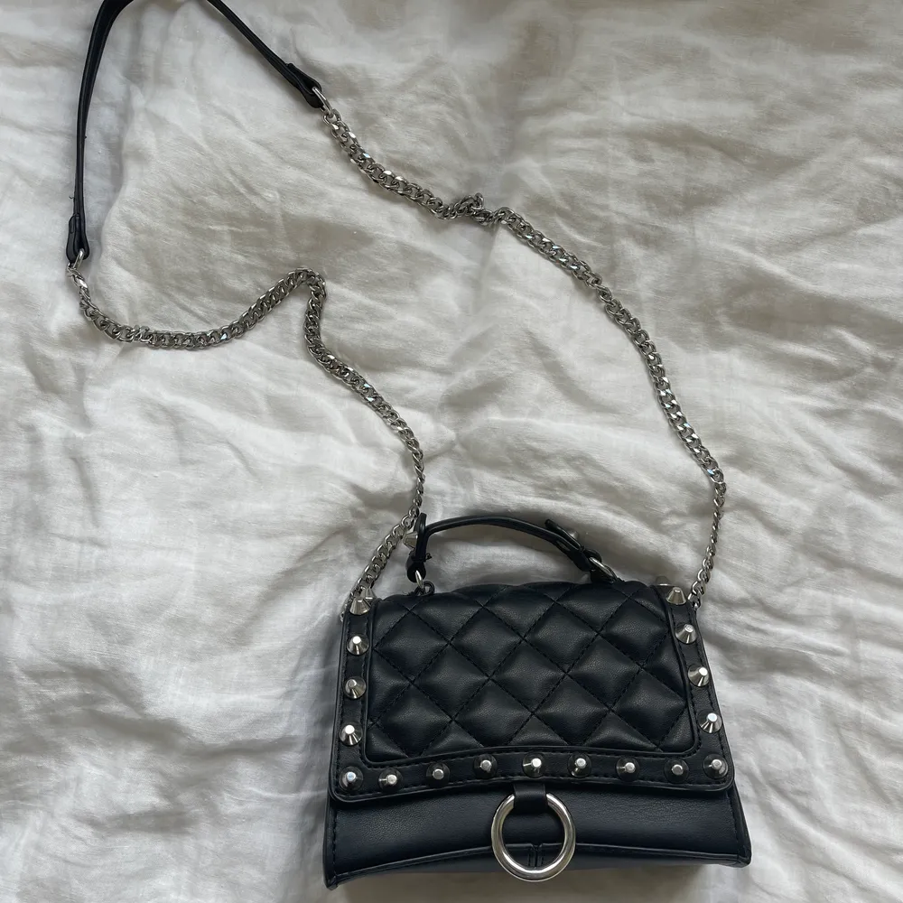 Trendig väska från Zara med silverdetaljer, sparsamt använd och i mycket fint skick💞💞 Pris går att diskuteras (första bilden är lånad). Väskor.