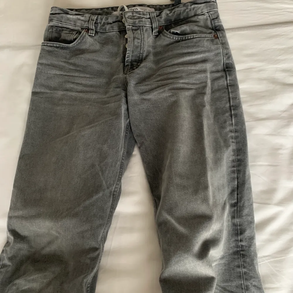 Säljer dessa skitsnygga gråa jeans från zara! 💕UTSÅLDA💕 Säljer på grund av att de är lite för stora på mig, men älskar de fortfarande!! 💕priset ligger på 700 +frakt, skriv privat om intresserad!!💕 OBS: sista bilden är lånad. Jeans & Byxor.