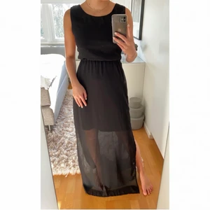 Långklänning från Dry Lake - Elegant långklänning från Dry Lake i storlek XS. Säljer då den tyvärr inte kommer till användning. Köparen står för frakten.