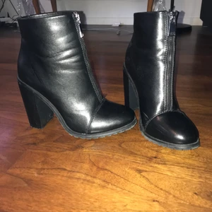 Klackar - HÖGA svarta klackar, de är använda runt 4 gånger så de har ngn enstaka repa men är annars som nya