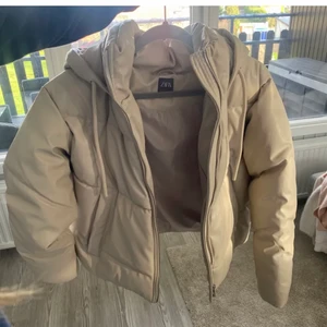 Jacka från Zara - Säljer nu vidare denna superfina jackan från Zara, då den inte kommer till användning💓 Strl S, 300kr+frakt, Nypris: 699kr (lånade bilder)