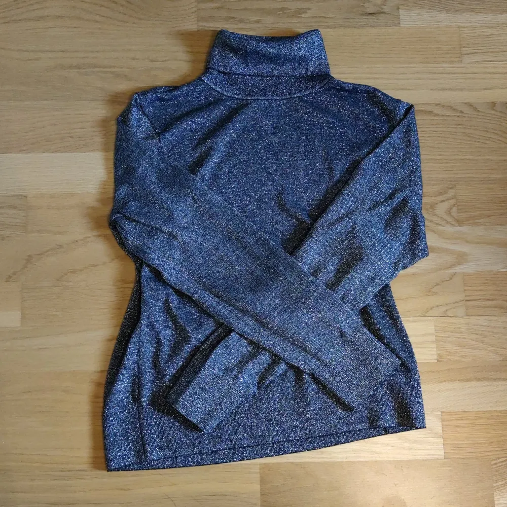 Jättesnyg svart turtleneck med silver glitter detalj (tunn men inte genomskinlig), storlek L men passar bra i M😁 Frakt ej inkluderat men priser går att diskutera 🤗(skriv till mig kring fler frågor o bilder). Övrigt.