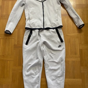 Nike tich  - Tröjan stl S byxorna stl M använda massa gånger så ej i topp skick 