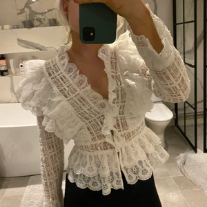 Student tröja - Skit snygg blus som pssar perfekt nu inför student-tiderna! Storlek 34 men passar även mig som har 36!