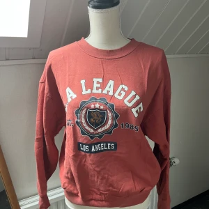 Rosa tjocktröja  - En rosa tjocktröja med tryck från Ginatricot, köpt i storlek S.