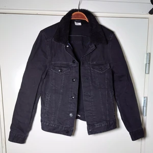 Jeansjacka med mjuk krage - Svart jeansjacka med fuskpälskrage. Många fickor både på utsidan och insidan🌱