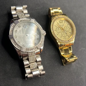 Armbandsur - 2 armbandsur, en i silver och en i guld med lite bling på ❤️ Bägge har slut på batteri sedan länge sedan så vet ej om de fungerar. ⏰ Mötes i Stockholm!