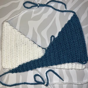 Virkad topp - ❗️Kundbeställning❗️ Egenvirkad topp med två delar som knyts ihop i nacke, rygg och midja. Kan göras i andra färger efter önskemål🥰