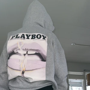Playboy hoodie storlek 38 - Säljer nu min Playboy hoodie för att den är för stor för mig, ja har använt den 3 gånger typ så den är som ny❤️kan sälja den för 150 vid snabb affär plus frakt❤️