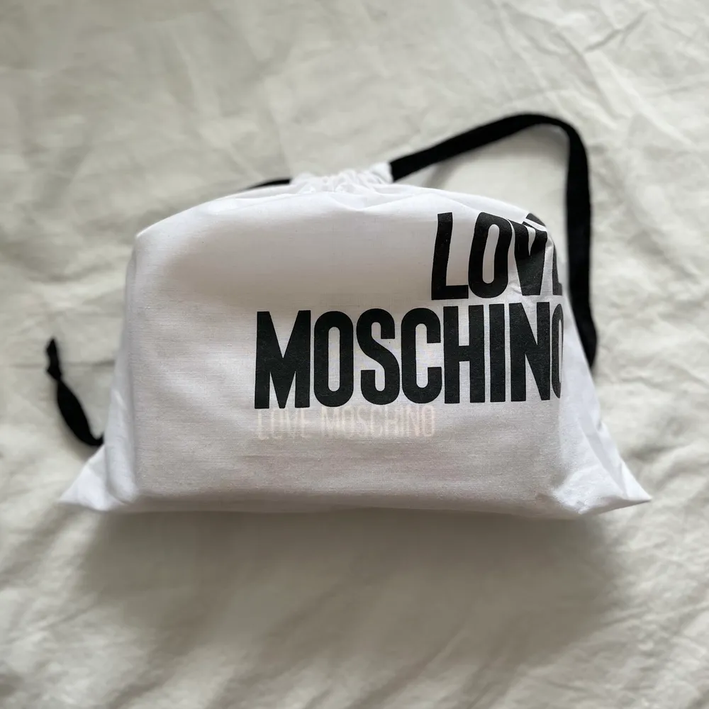 Hej! Jag säljer nu denna fina Love Moschino crossbodyväska då jag inte får någon användning av den. Har använts vid ett tillfälle, finns inga defekter på väskan. Dustbag medföljer. Originalpris: 1449kr. Väskor.