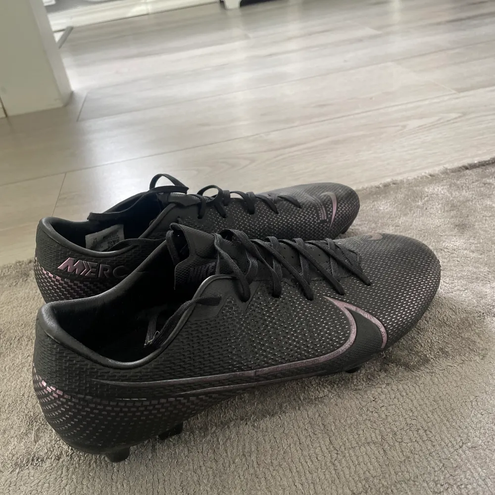 Nike träningsskor i stolek 37. Priset kan sänkas vid snabbaffär.. Skor.