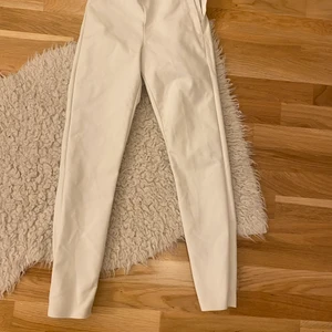 Kostymbyxor - Tajtare Konstymbyxa från peakperformance, strl S. Aldrig använda, bara testade. Pris 158kr💓