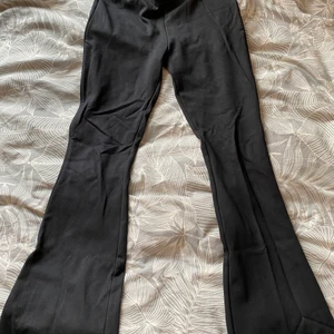 Utsvänga byxor från Lindex - Utsvängda byxor för barn, använda 1 gång 