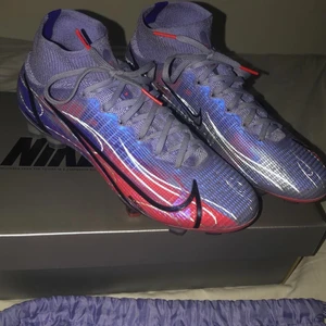 Nike Fotbollskor Mbappé - Jag säljer nu mina ”Nike Mercurial Superfly 8 Elite FG KM Flames - Lila/Silver” köpta på unisportstore i storlek 37.5 för 2,600 kr. Dem passar bättre på någon som har 37 eller 36.5. Jag säljer dem eftersom att dem är för små för mig. Först använda i Februari så är i 8/10 bra skick. boxen och påsen ingår och om många är intresserade blir de budgivning.💜