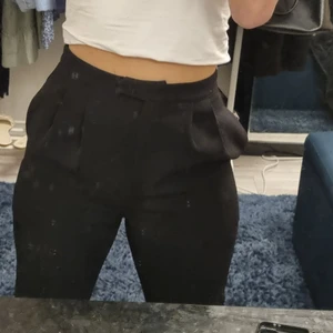 Kostymbyxor  - Jättefina kostymbyxor som sitter helt perfekt. Men tyvärr så är de för korta för mig (168). Har två st likadana