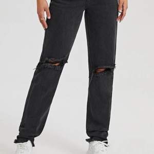 Säljer mina svarta jeans då dom va försmå när jag fick dom. Har ett litet hål (sista bilden) men de är inget som syns, Köpa för 250kr aldrig använda. Säljer för 150+frakt 