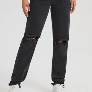 Jeans  - Säljer mina svarta jeans då dom va försmå när jag fick dom. Har ett litet hål (sista bilden) men de är inget som syns, Köpa för 250kr aldrig använda. Säljer för 150+frakt 