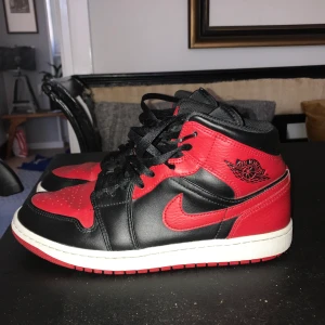 Nike air jordans - Röd svarta jordans som jag haft 6 månader. Använda fåtal gånger. Säljer pga fel storlek 