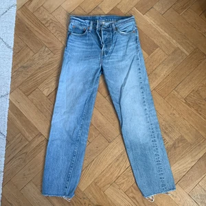 Blå Levis Jeans - Säljer dessa blå Levis jeans i storlek 26. Jag är 159 cm lång. Kan skicka men då står köparen för frakten. 🥰