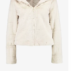 Pälsjacka beige - Väldigt fin beig pälsjacka från only, köpte för 560kr väldigt len och passar en från xs till M jag har m och den sitter fint! Priset kan diskuteras