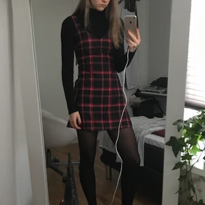 Rutig kläning - En kort svart och röd rutig klänning som nu är något för kort för mig. Väldigt fin passform. Den har dragkedja på sidan. Använd två gånger så i väldigt gott skick 😊 köparen står för frakt. Hör gärna av dig om du har frågor/funderingar!