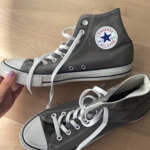 Converse - Converse i storlek 43. Fint skick & lite använda dock några år gamla och namnmärkt innanför men inget som syns när den används 😇