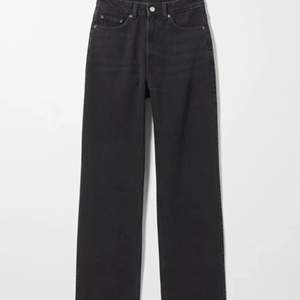 Svarta jeans från Weekday i modellen Rowe, strl 24/30. Längden är perfekt för mig som är 160! :)
