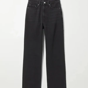 Weekday Rowe Jeans - Svarta jeans från Weekday i modellen Rowe, strl 24/30. Längden är perfekt för mig som är 160! :)