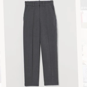 Grå kostymbyxor  - Grå kostymbyxor från hm i storlek 42. Använda 1 gång och är därmed i väldigt fint skick. Köparen står för frakten😊💗 #hm